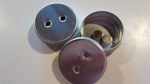 2 stk aluminium beholdere 15 ml. m. 2 huller og 2 magneter i hver